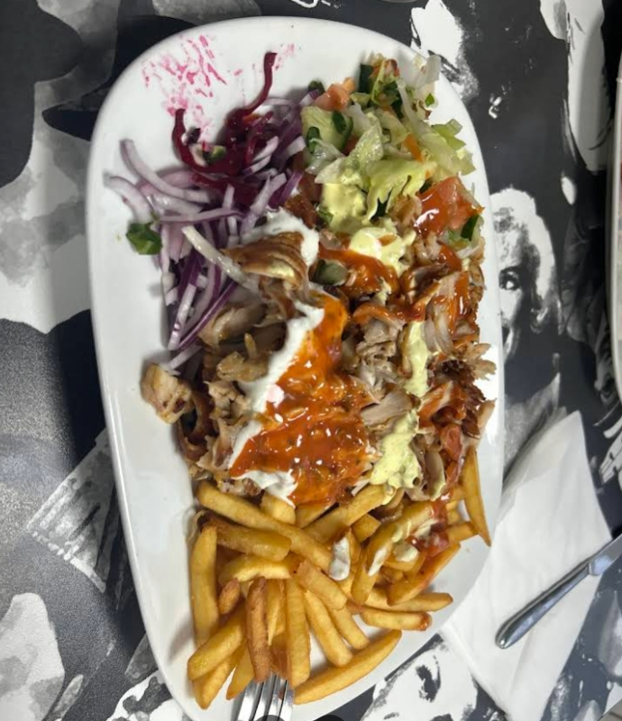 Döner-Teller mit Pommes, Salat und Soßen