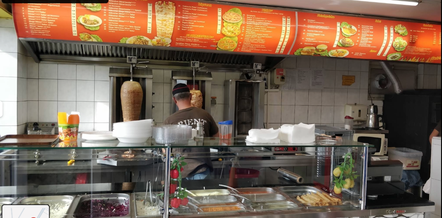 Blick in den Orient Grill mit Drehspieß und Salatbar